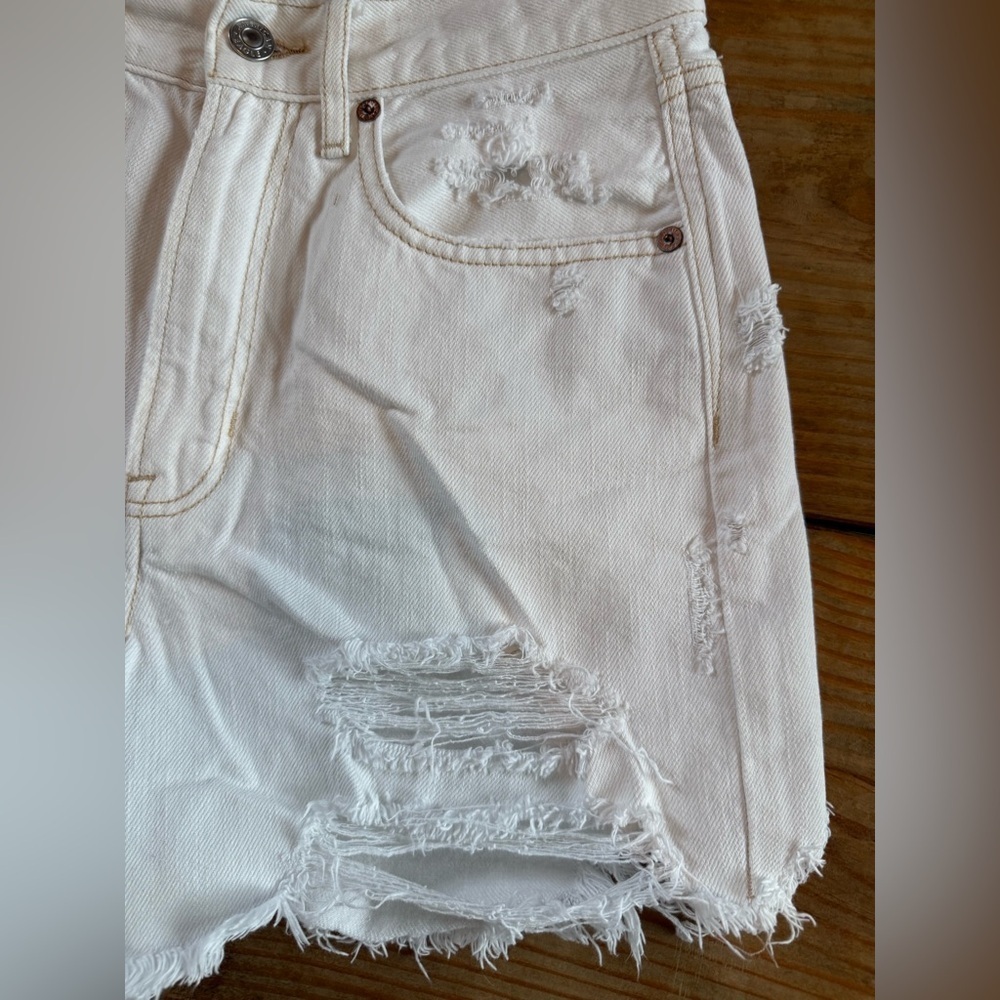 American Eagle Outfitter 90s Boyfriend White Denim Jean Shorts Size 6 - Picture 4 of 9
